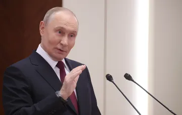 Владимир Путин выступает у микрофонов, жестом подчёркивая заявление об «ответе» Европе из-за учений в Балтийском море