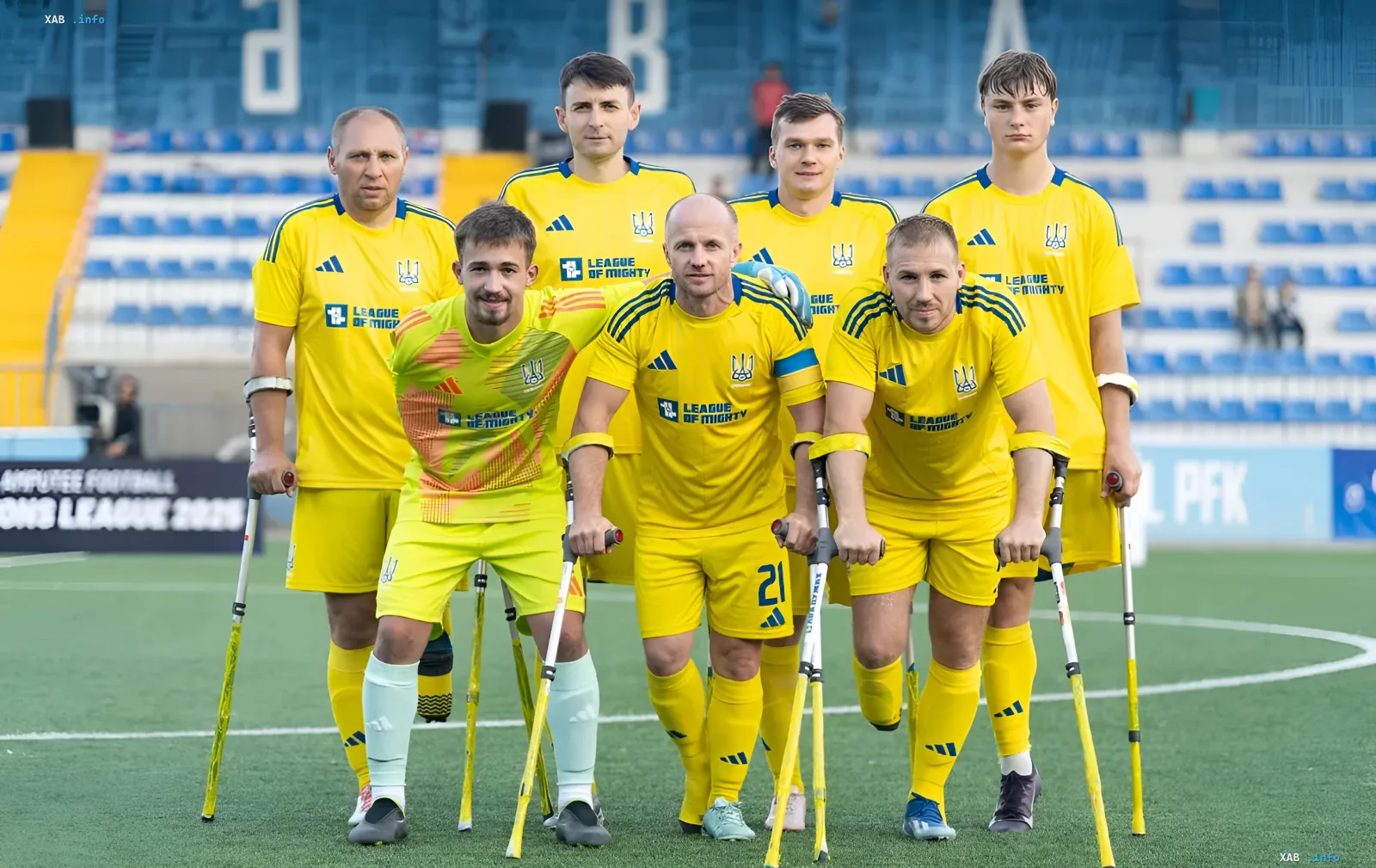 Сборная Украины по ампфутболу в форме Adidas на фоне стадиона после победы в Лиге чемпионов 2025 года