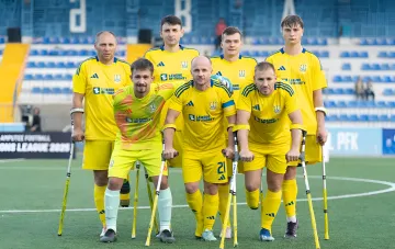 Сборная Украины по ампфутболу в форме Adidas на фоне стадиона после победы в Лиге чемпионов 2025 года