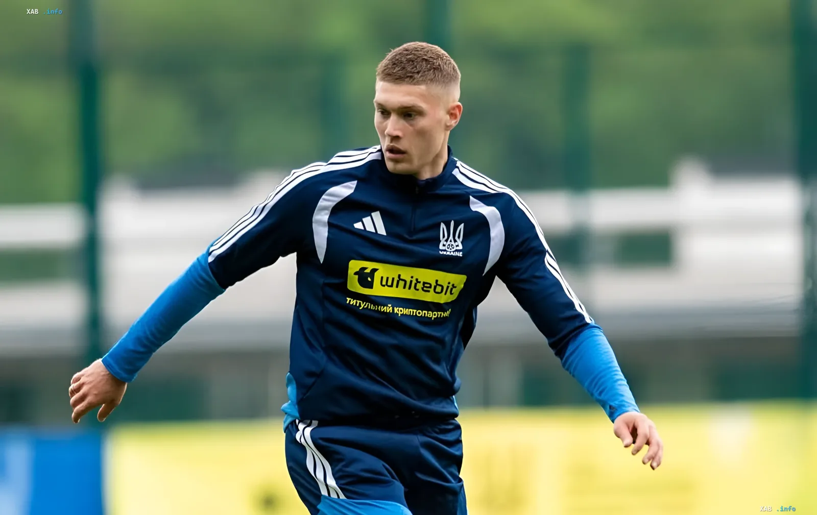 Spieler der ukrainischen Nationalmannschaft im Training vor den Nations-League-Spielen im Trikot mit UAF-Emblem und Whitebit-Sponsorlogo