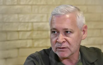 Игорь Терехов на фоне светлой кирпичной стены во время интервью об отказе от перехода в центральную власть и работе в Харькове до конца войны