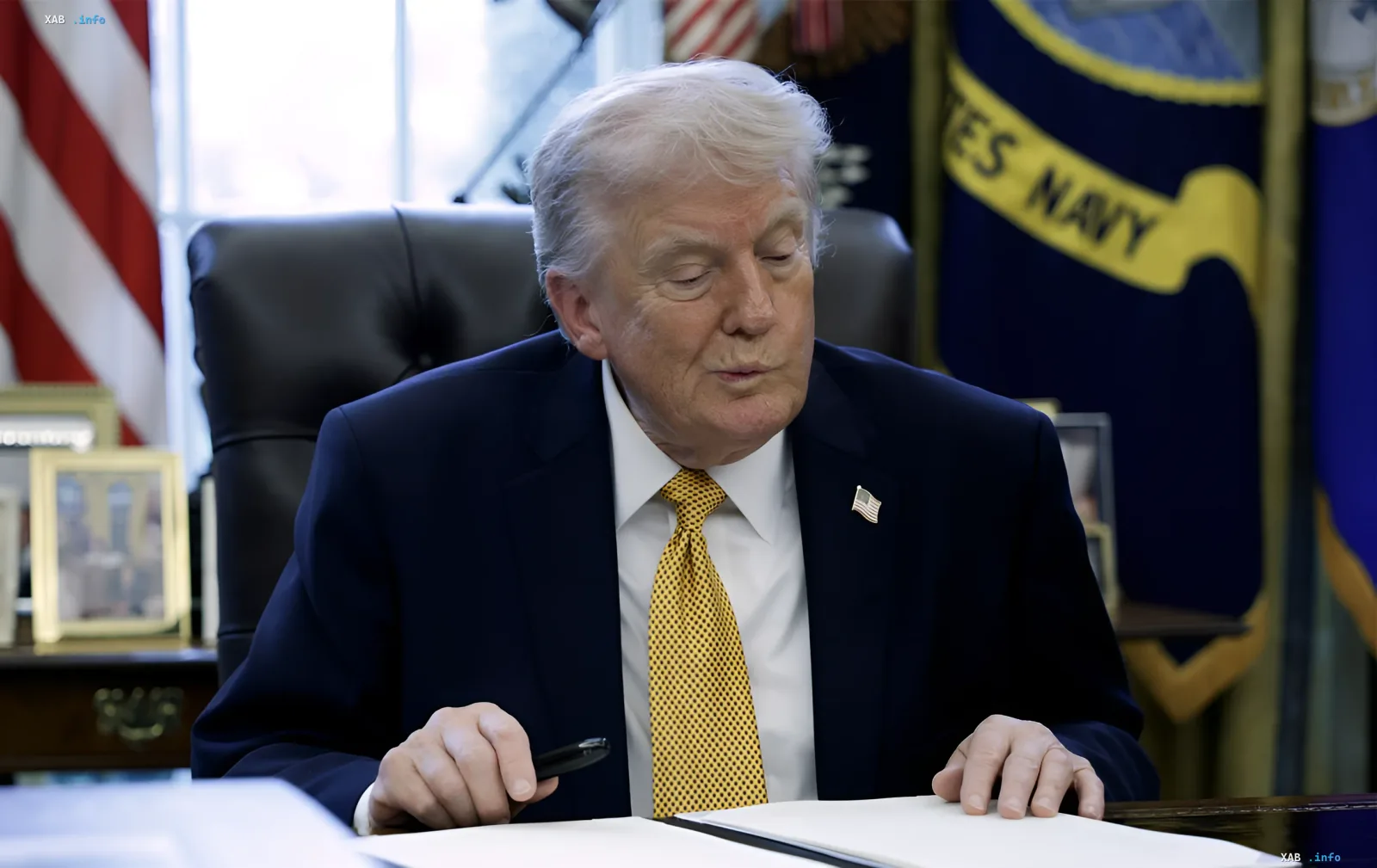 Donald Trump am Schreibtisch im Oval Office mit Stift in der Hand vor der Unterzeichnung des Gesetzes über „Höllensanktionen“ gegen Russland