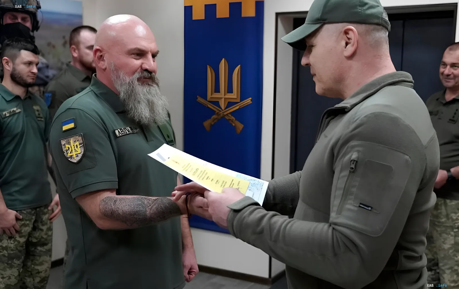 Вручение документов офицеру ТрО после завершения сборов на должность командира бригады
