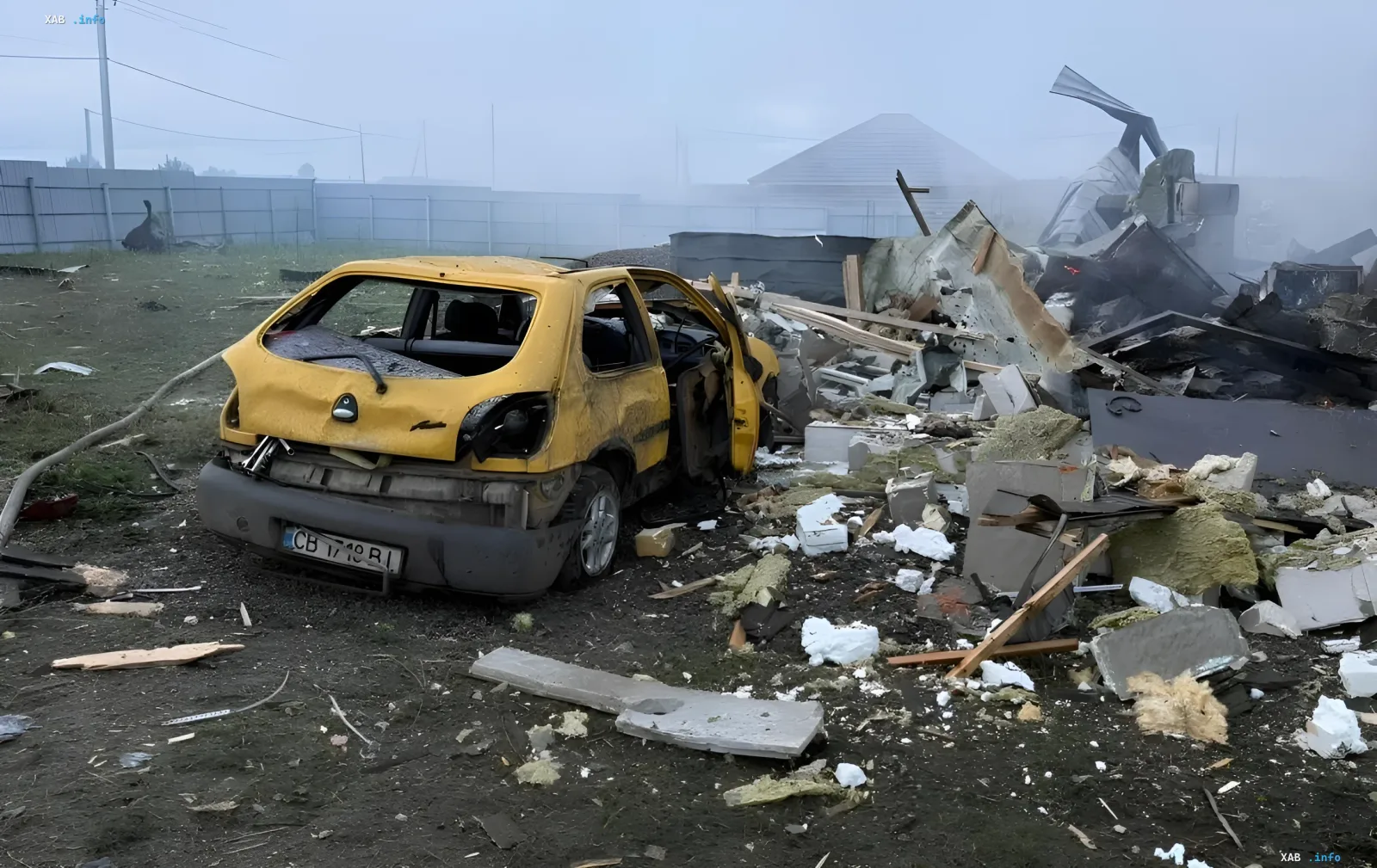 Наслідки удару дрона на Фастівщині: зруйнований будинок та пошкоджений автомобіль серед уламків