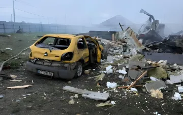 Наслідки удару дрона на Фастівщині: зруйнований будинок та пошкоджений автомобіль серед уламків