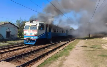 Brennender Vorortzug nach einem Angriff in der Oblast Charkiw: Rauch aus den Wagen auf dem Gleis