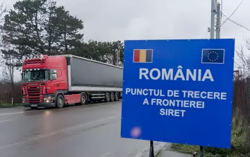 Пограничный знак Румынии и грузовой автомобиль Scania на границе с Украиной у нового пункта пропуска Сигету-Мармацией — Сирет