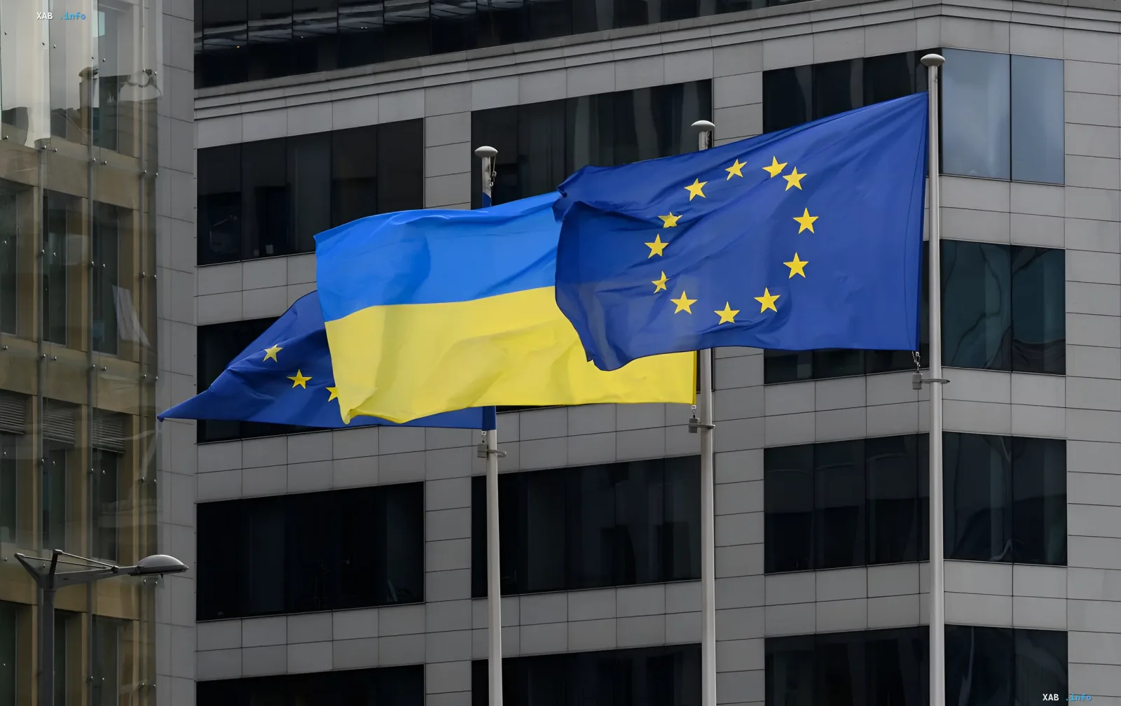 Флаги Украины и Евросоюза на фоне здания в контексте получения Украиной четвёртого транша финансовой помощи от ЕС в размере 3,3 млрд евро на ракеты и дроны