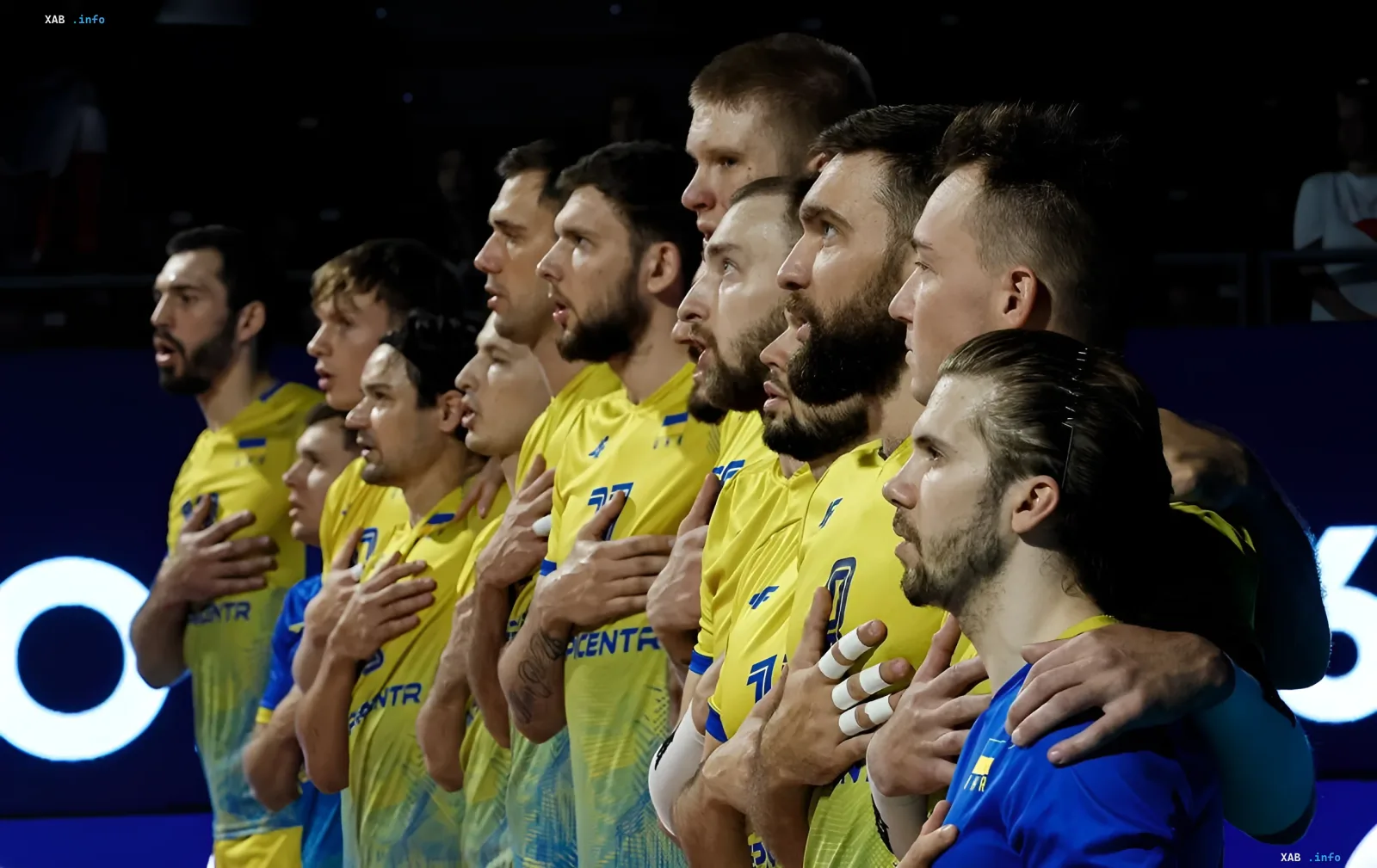 Игроки сборной Украины по волейболу в жёлто-синей форме слушают гимн перед матчем с Румынией на Евро-2026