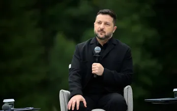 Владимир Зеленский с микрофоном на саммите «Карпатской восьмерки» о сделках на сумму свыше миллиарда евро