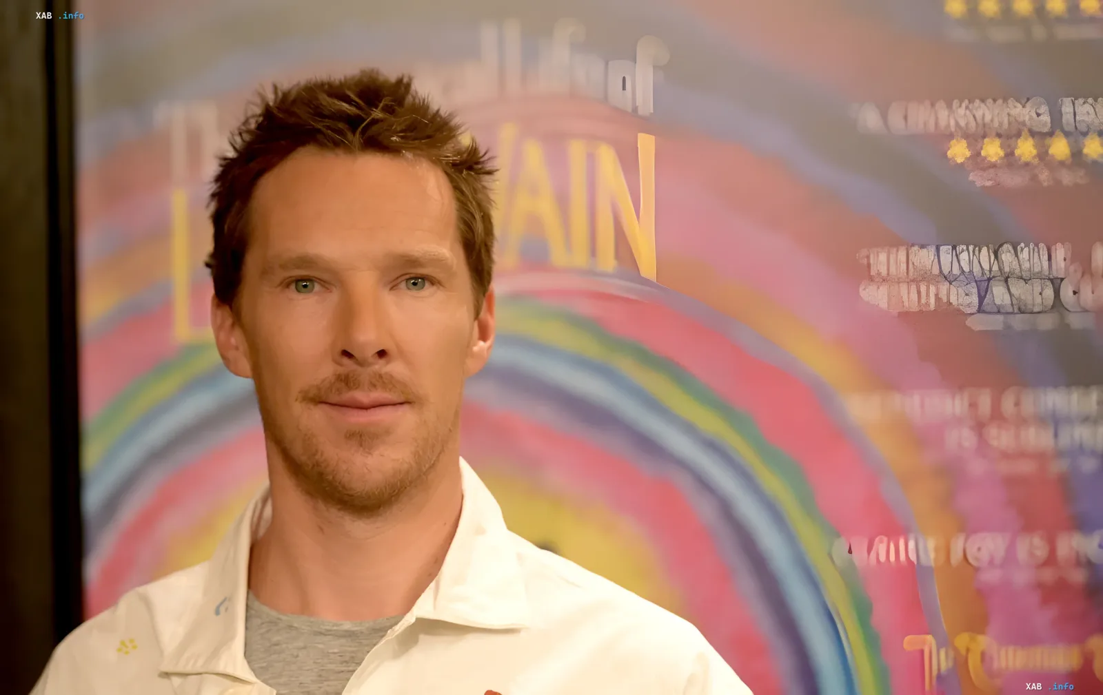 Benedict Cumberbatch vor dem Poster von Guy Ritchies Krimi-Saga 'Die Frau und der Hund'