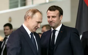 Макрон і Путін на офіційній зустрічі на тлі підготовки Франції до захисту інфраструктури від дронів і кібератак