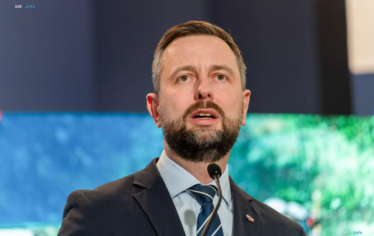 Министр обороны Польши Витольд Косиняк-Камыш выступает в Сейме, отвечая оппозиции