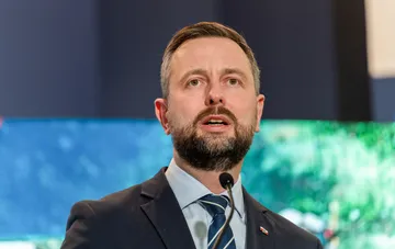 Министр обороны Польши Витольд Косиняк-Камыш выступает в Сейме, отвечая оппозиции