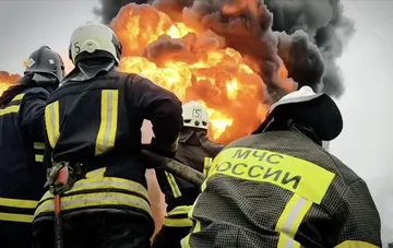 Russische Katastrophenschutzkräfte (MChS) bekämpfen ein Großfeuer mit lodernden Flammen und schwarzem Rauch nach Drohnenangriffen in der Region Moskau