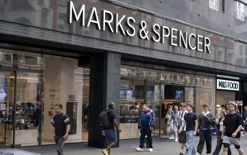 Фасад магазина Marks & Spencer с логотипом бренда, впервые представившего коллекцию на London Fashion Week