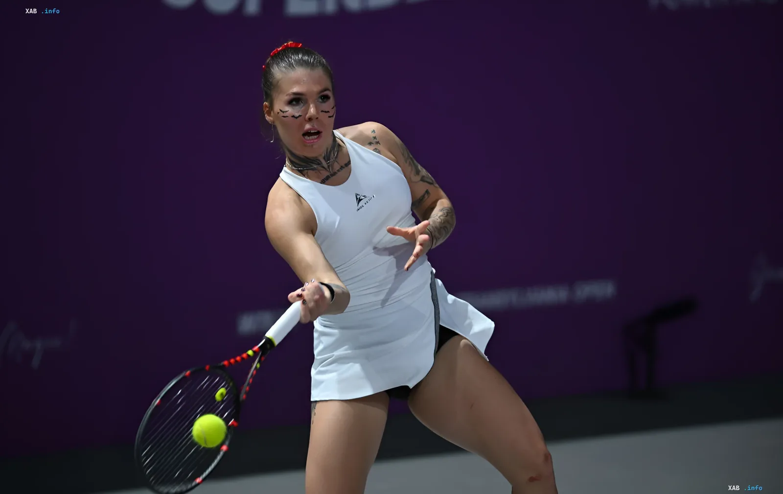 Украинская теннисистка Олейникова в белой форме в момент удара на корте US Open, призовые с которого она передала батальону «Спалах»