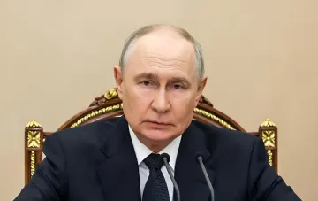 Владимир Путин на официальном портрете в контексте ироничного трека Pet Shop Boys