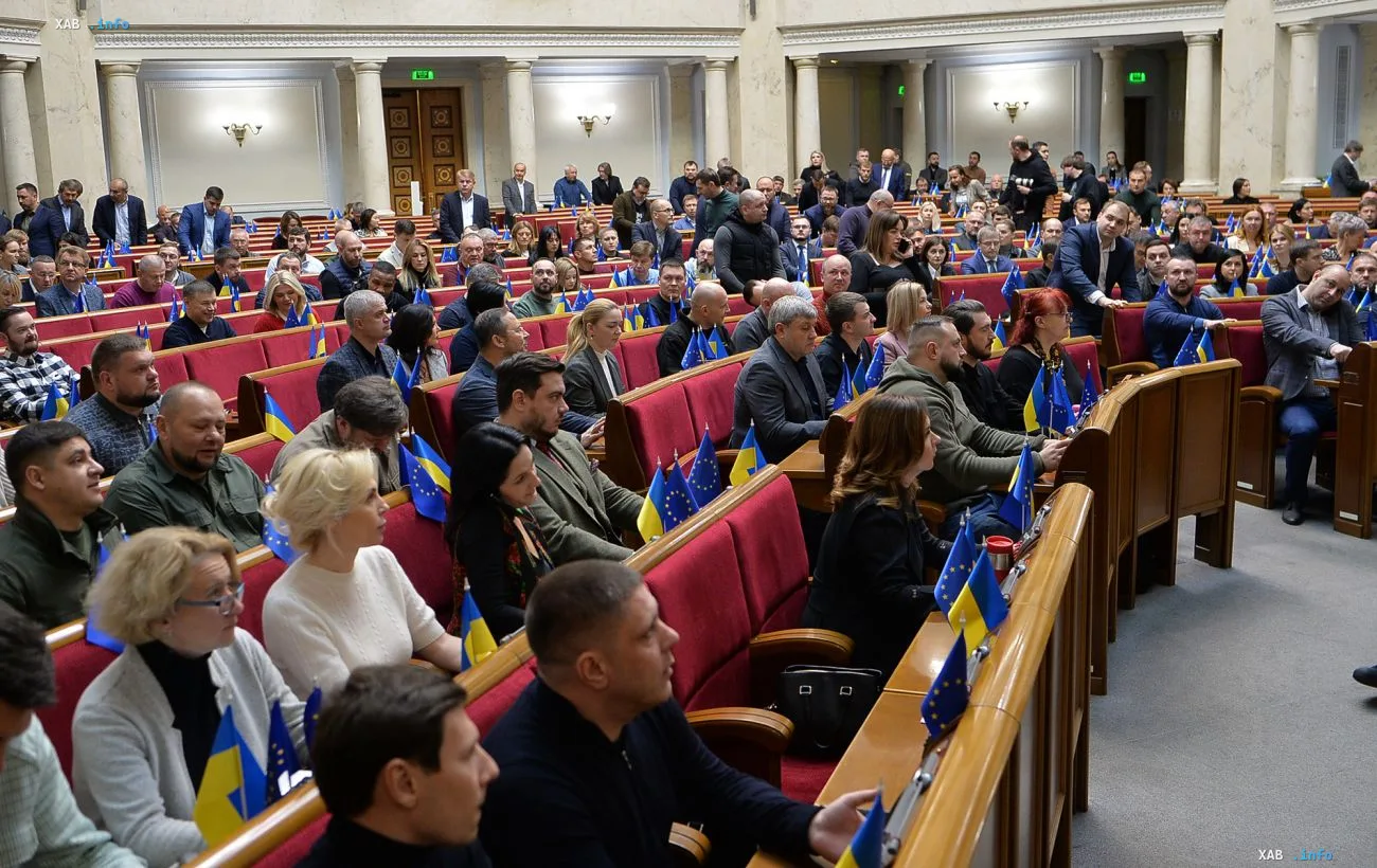 Депутаты Верховной Рады на сессии в зале заседаний с флагами Украины и ЕС — работа парламента продолжается