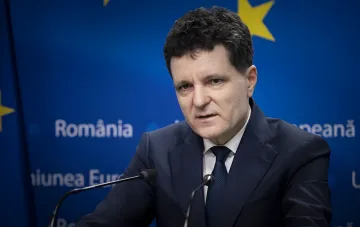 Румынский представитель у микрофонов на фоне баннера România и флага ЕС в контексте предложений Украине по совместному развитию оборонной промышленности и обмену ядерными технологиями на саммите C8