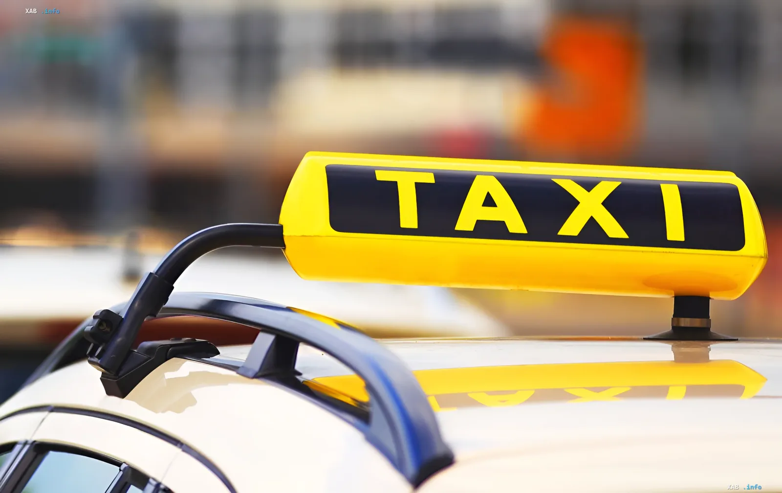 Жёлтая табличка TAXI на крыше автомобиля: когда таксист имеет право отказать в поездке по закону