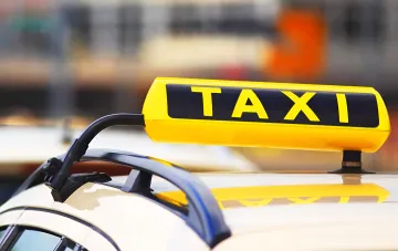 Жёлтая табличка TAXI на крыше автомобиля: когда таксист имеет право отказать в поездке по закону