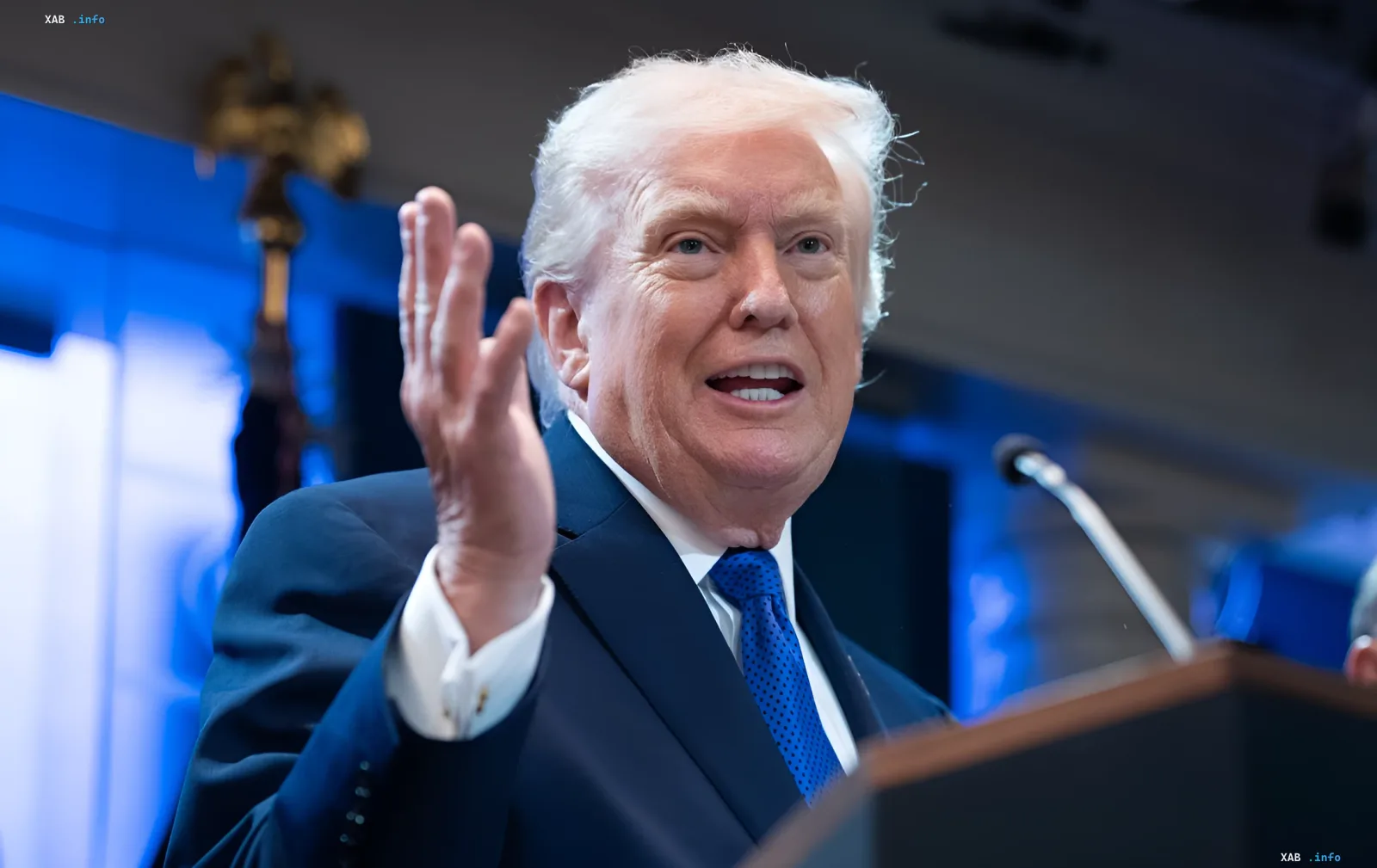 Дональд Трамп выступает у трибуны и перечисляет 25 главных достижений, назвав их третьим президентским сроком