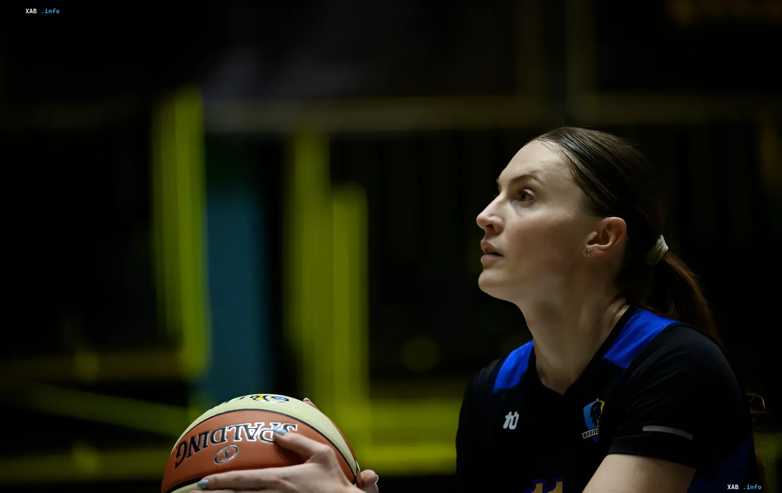 Баскетболистка Вита Горобець в форме команды держит мяч Spalding и смотрит на кольцо перед броском в новом сезоне