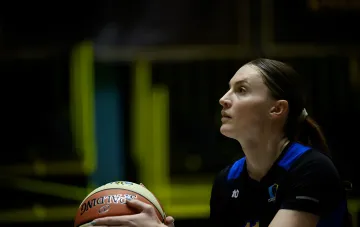 Баскетболистка Вита Горобець в форме команды держит мяч Spalding и смотрит на кольцо перед броском в новом сезоне