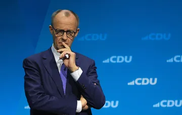 Фридрих Мерц в задумчивости на фоне логотипов CDU после победы AfD на выборах в восточных землях Германии