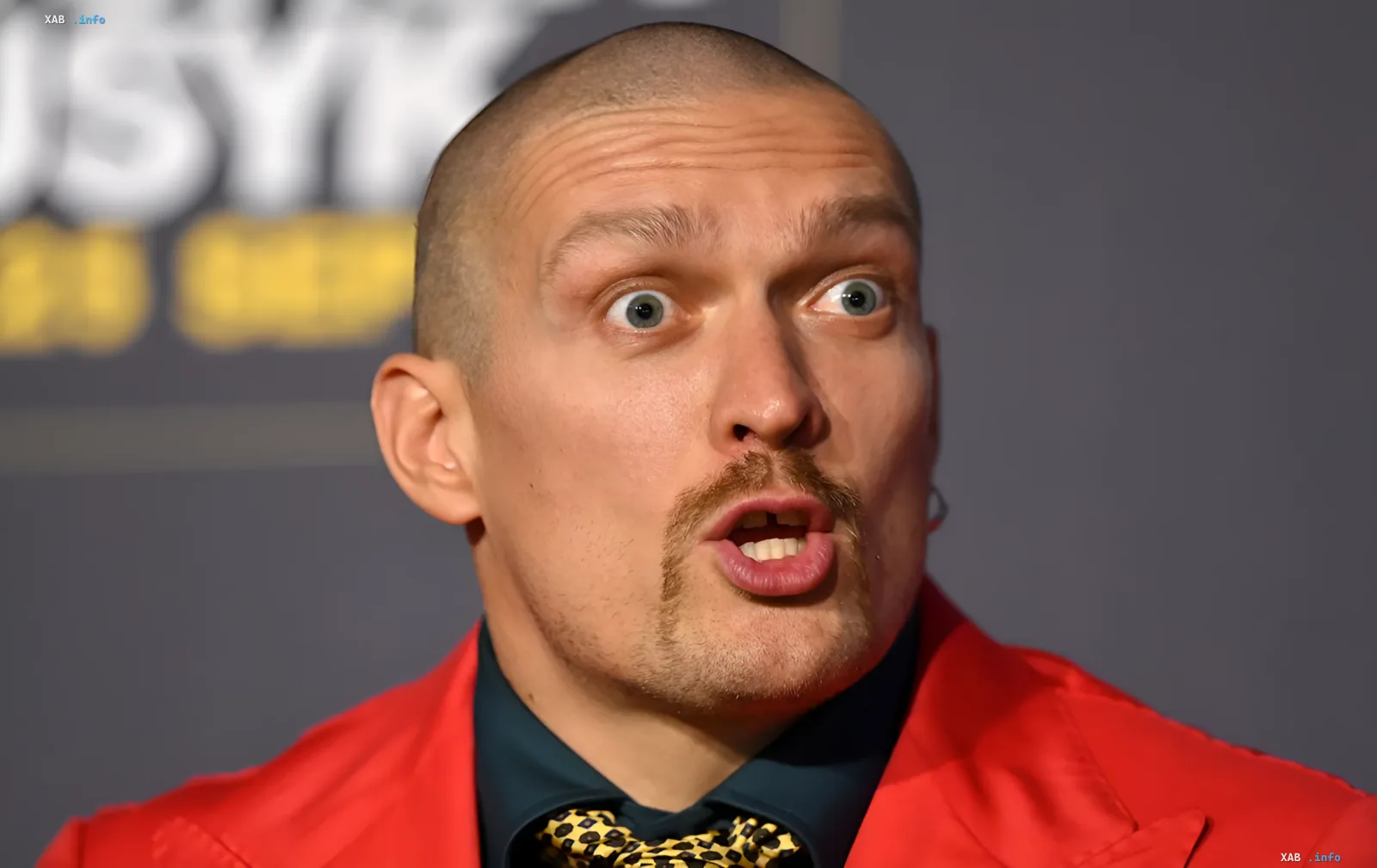 Украинский боксёр-супертяж в красном пиджаке на фоне логотипа BoxRec — участник исторического рейтинга лучших тяжеловесов Украины