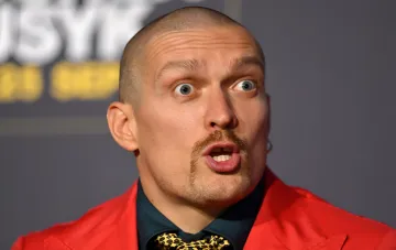 Украинский боксёр-супертяж в красном пиджаке на фоне логотипа BoxRec — участник исторического рейтинга лучших тяжеловесов Украины
