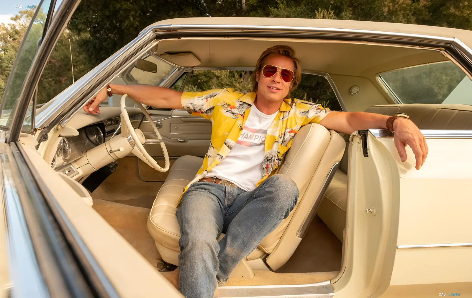 Brad Pitt als Cliff Booth in einem klassischen Auto aus dem Trailer des Netflix-Sequels von Once Upon a Time in Hollywood