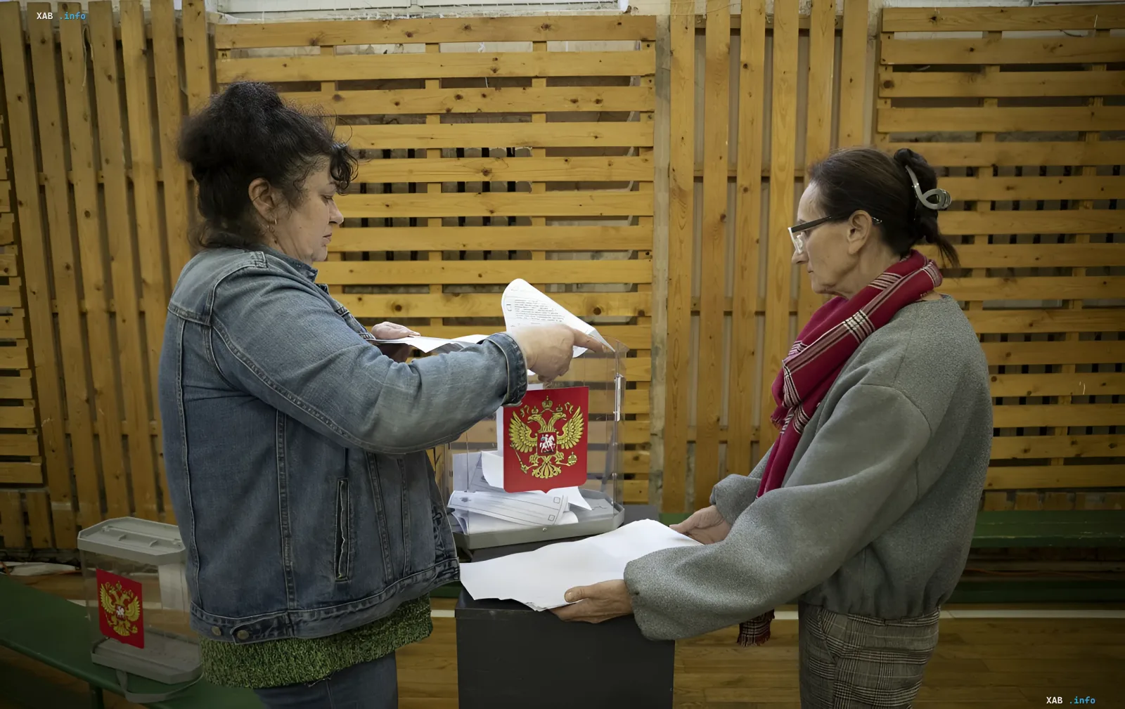 Женщины голосуют на «выборах» в Госдуму на оккупированной территории Украины