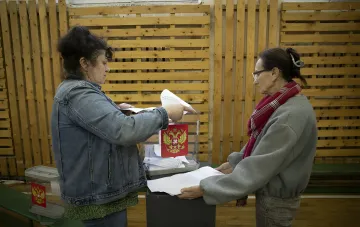 Женщины голосуют на «выборах» в Госдуму на оккупированной территории Украины