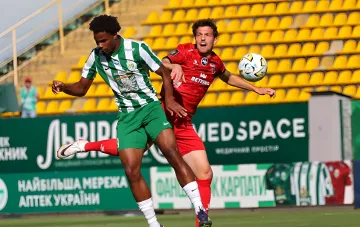 Battle for the ball in the Karpaty vs Veres match: a Lviv player in striped kit against a footballer in red at the Lviv stadium