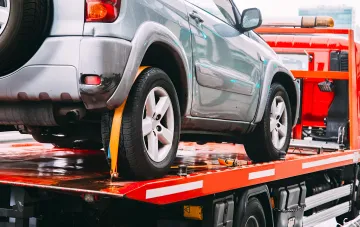 Abschleppen eines Autos durch ein privates Abschleppunternehmen in Kiew — Thema einer Petition zum Verbot solcher Dienste während des Kriegsrechts