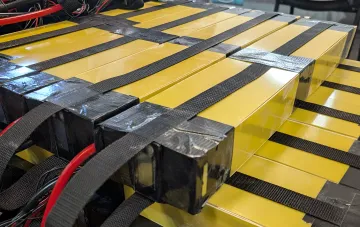 Hochdichte-Akкумуляторmodule von Pawell Battery mit gelben Gehäusen und schwarzen Befestigungsgurten für Drohnen