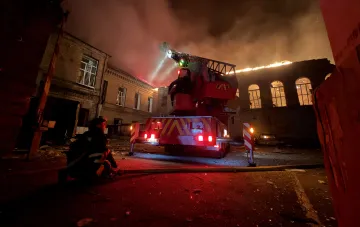 Ночной пожар в корпусе №3 Запорожского национального университета: пожарная машина с подъёмником и спасатели борются с огнём в историческом здании