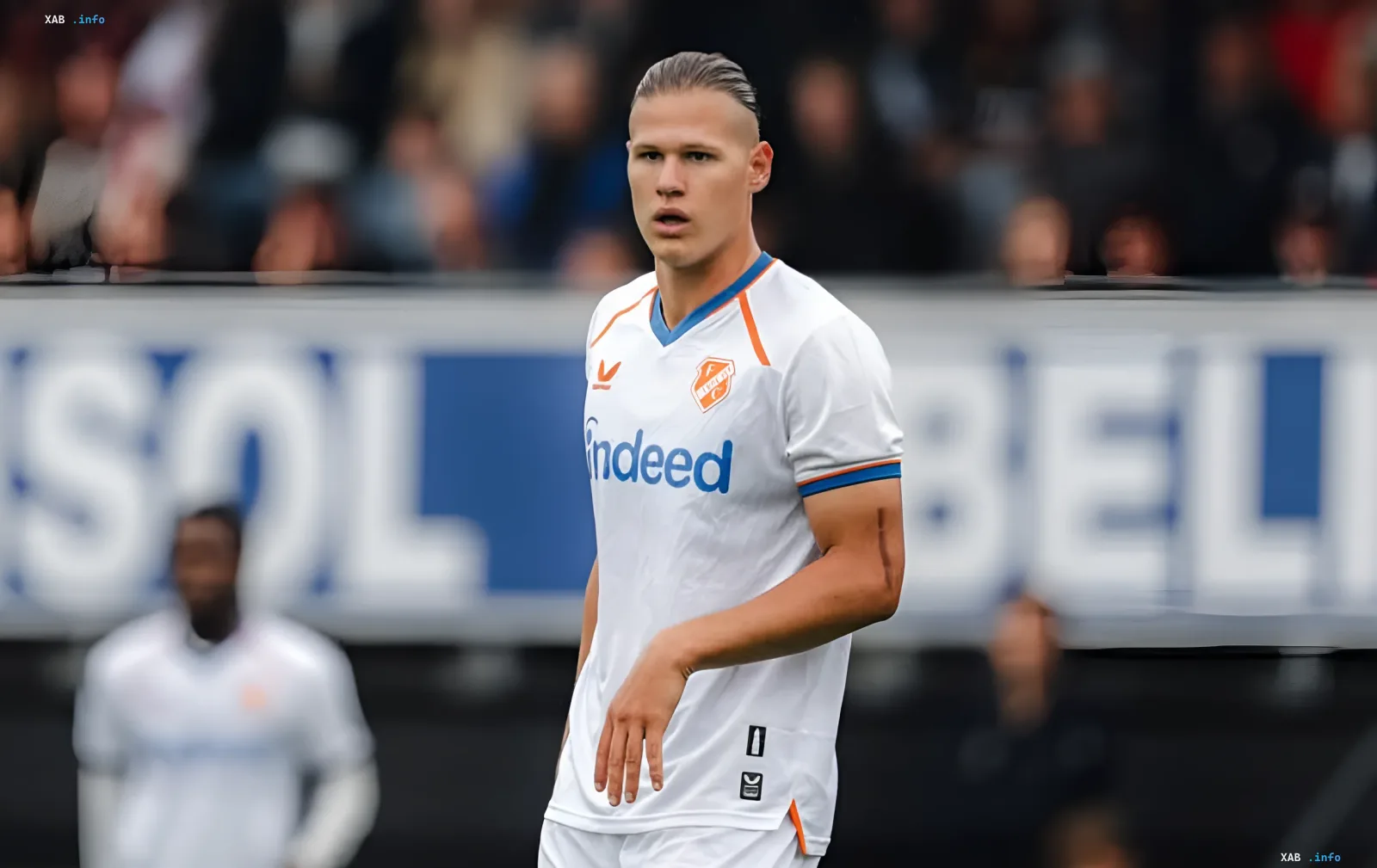 Feyenoord-Spieler im weißen Trikot während des Spiels, in dem Stepanov eine Verletzung erlitt