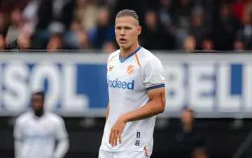 Feyenoord-Spieler im weißen Trikot während des Spiels, in dem Stepanov eine Verletzung erlitt