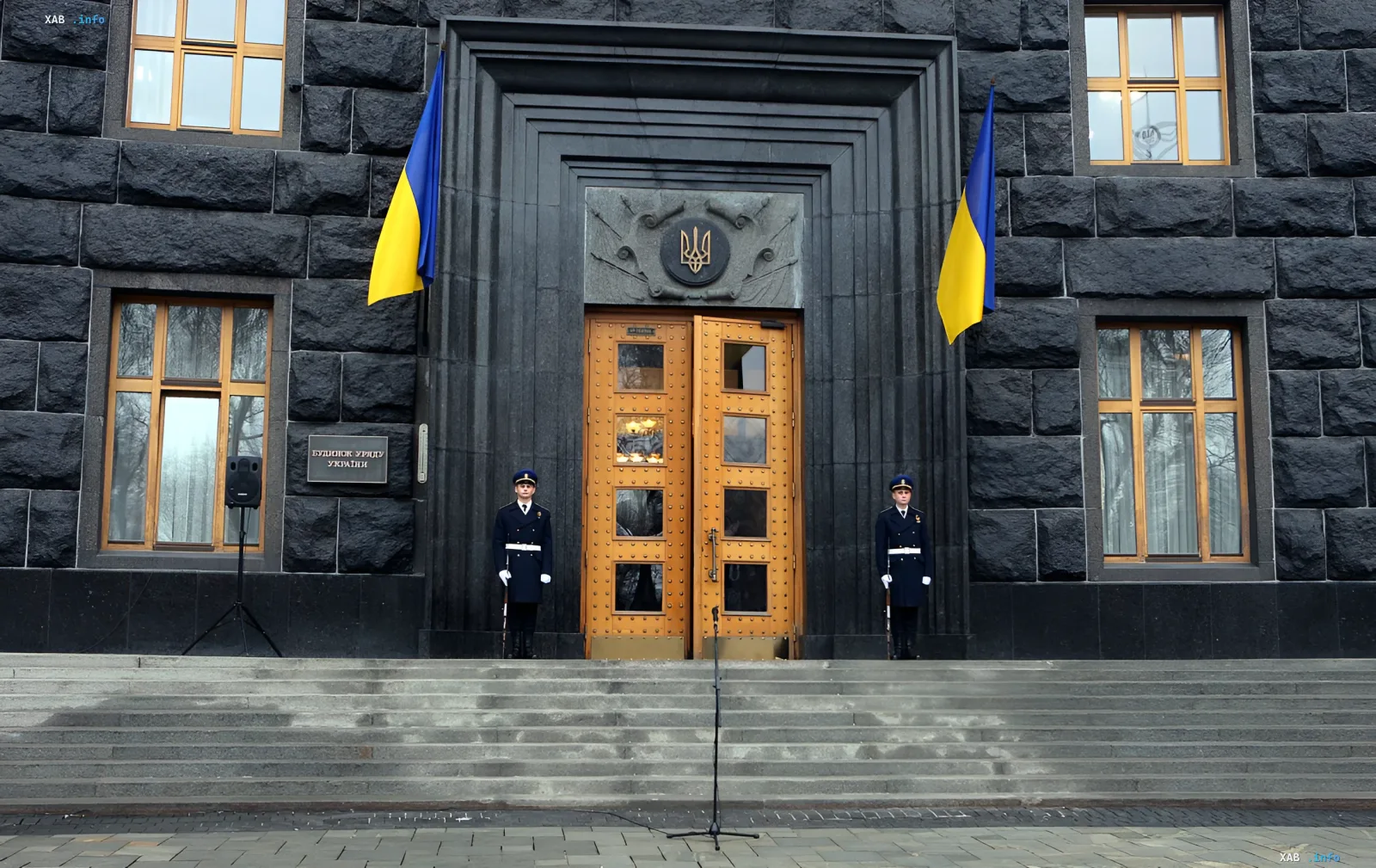 Здание Кабинета Министров Украины с флагами и охраной на фоне призыва экономиста к централизации военного экономического управления в условиях стагфляции
