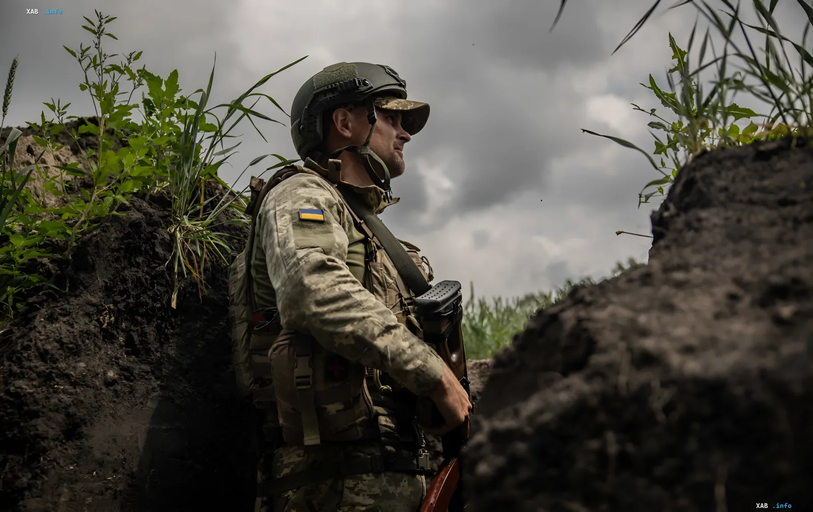 Украинский солдат в окопе в зоне боевых действий — новый порядок возвращения из СЗЧ от Минобороны Украины