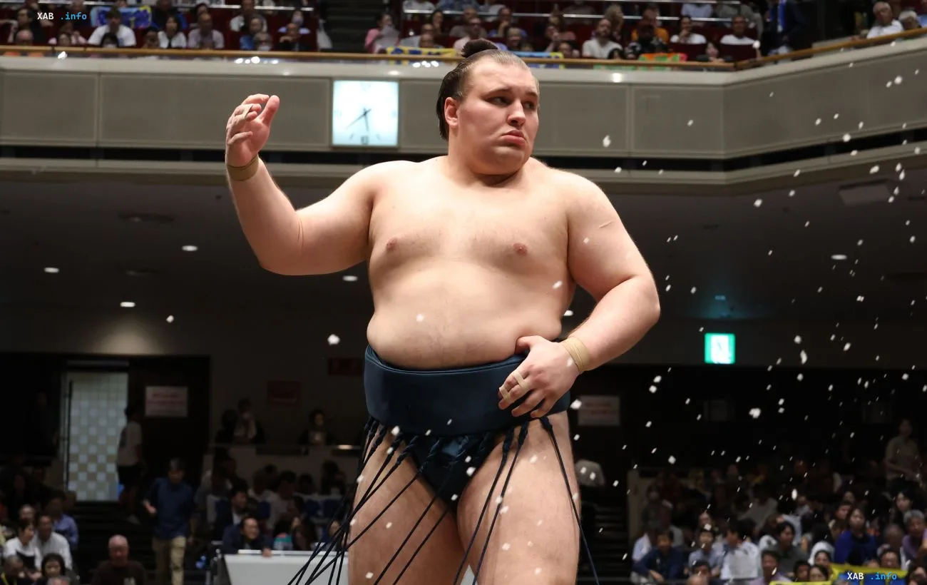 Sumo wrestler Aonishiki in a blue mawashi after his win on day 10 of the Aki Basho 2026 tournament