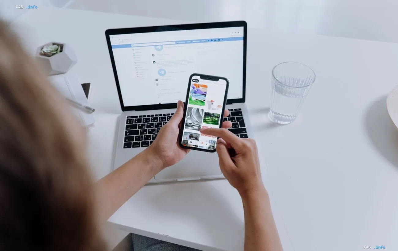 Пользователь тестирует iPhone и MacBook одновременно во время бета-тестирования iOS 27.2 и macOS 27.2 от Apple