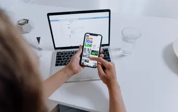 Пользователь тестирует iPhone и MacBook одновременно во время бета-тестирования iOS 27.2 и macOS 27.2 от Apple