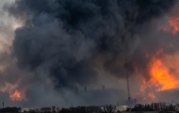 Огромный столб чёрного дыма и языки пламени над объектом «Нафтогаза» на Полтавщине после баллистического удара