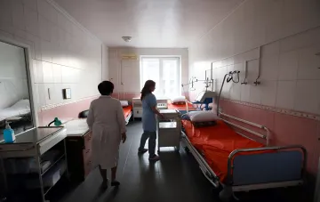 Nurse in a hospital room with beds and equipment: hospitals keep operating during air raid alerts