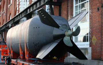 Тяжёлая торпеда для подводного беспилотника Excalibur на транспортном устройстве перед испытаниями