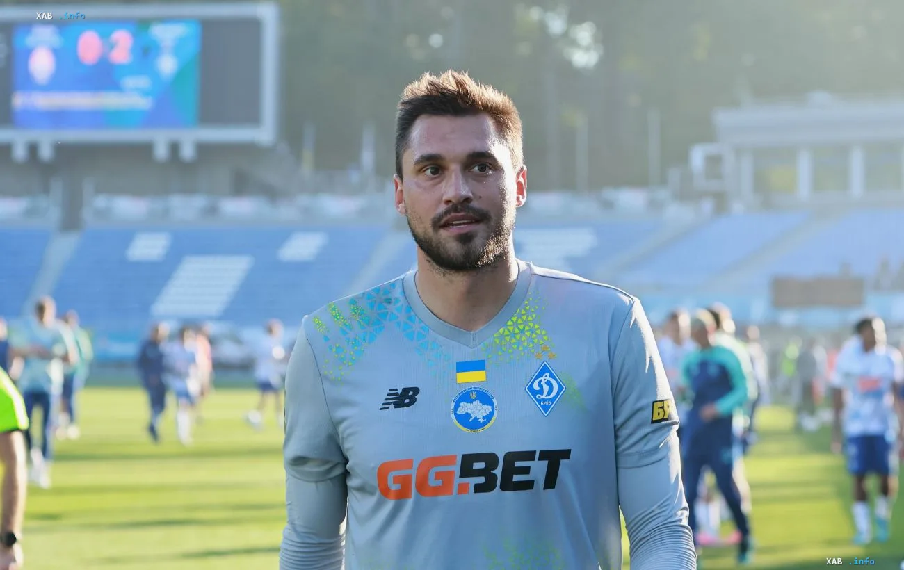 Georgiy Buschan im Trikot der Ukraine-Nationalmannschaft im Stadion nach kontroversen Gesten gegenüber Zorya-Fans
